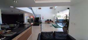 a living room with a couch and a counter at Guines Palace Hotel in Patrocínio