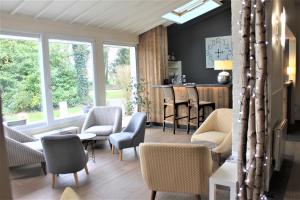 Posezení v ubytování LOGIS Hôtel & Restaurant - Le Manoir de Gavrelle