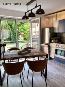 Η κουζίνα ή μικρή κουζίνα στο Ferienhaus - Am Kütertor - alle Apartments mit Terrasse oder Balkon - in top Lage