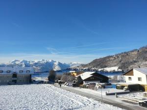 una ciudad en la nieve con montañas en el fondo en Appartement Feldkirch, en Feldkirch