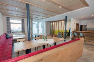 フュッセンにあるBauernhaus Markus Köpfのダイニングルーム(木製テーブル、赤いソファ付)