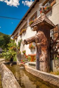 una estatua de un grifo de agua frente a un edificio en Lenzbauer, en Lessach