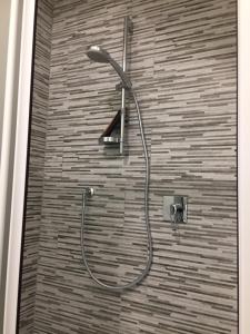 y baño con ducha con cabezal de ducha. en Il Caravaggio Guest House, en Grassobbio