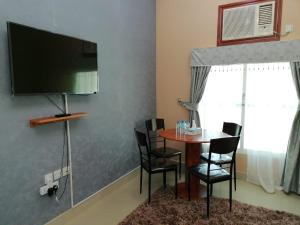 TV a/nebo společenská místnost v ubytování Discovery Furnished Apartments (Al-Amerat)