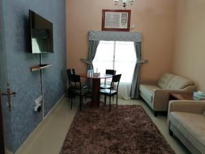 A seating area at Discovery Furnished Apartments (Al-Amerat)