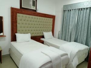 Tempat tidur dalam kamar di Discovery Furnished Apartments (Al-Amerat)