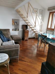 a living room with a couch and a table at La Sibilla in Macerata