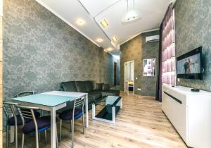 Televízia a/alebo spoločenská miestnosť v ubytovaní One bedroom, 6 Zankovetskoi St Near a Khreschatyk