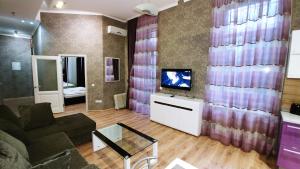 Televízia a/alebo spoločenská miestnosť v ubytovaní One bedroom, 6 Zankovetskoi St Near a Khreschatyk
