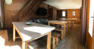 een woonkamer met 2 tafels en een bank bij Chalet Le Cordava in Tignes