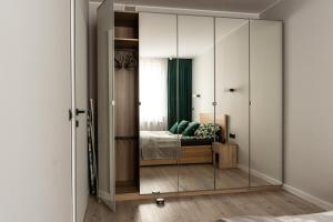 Un dormitorio con una mampara de cristal y una cama. en Apartament w centrum en Gdynia