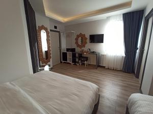 TV a/nebo společenská místnost v ubytování Avcılar Garden Hotel