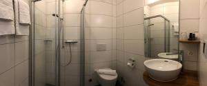 Koupelna v ubytování L’Auberge de Mézières + 23 fotografií