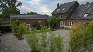 una casa con un patio frente a ella en Bed & Brockhof Meerbusch, en Meerbusch