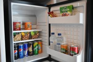 un frigorifero aperto pieno di bevande e cibo di Avcılar Garden Hotel ad Avcılar