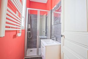 La salle de bains est pourvue d'une douche et d'un lavabo. dans l'établissement NOCNOC - Le Terracotta, à Montpellier