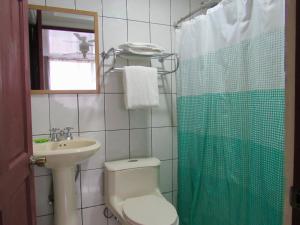 Koupelna v ubytování Hotel La Guaria Inn & Suites