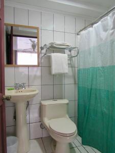 Koupelna v ubytování Hotel La Guaria Inn & Suites
