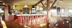 Eine Bar in einem Restaurant mit Barhockern in der Unterkunft Auberge Café Acadien in Bonaventure