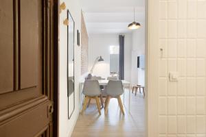 a kitchen and dining room with a table and chairs at Design Apartments by Olala Homes in Hospitalet de Llobregat