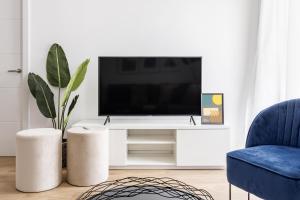 Telewizja i/lub zestaw kina domowego w obiekcie Style Apartments by Olala Homes