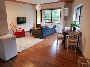 ein Wohnzimmer mit einem Sofa und einem Tisch in der Unterkunft Forest Apartments by Olala Homes in Sinaia