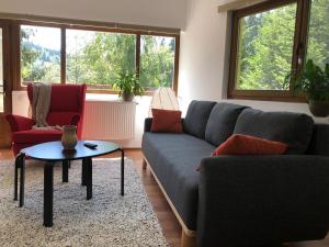 ein Wohnzimmer mit einem Sofa und einem Tisch in der Unterkunft Forest Apartments by Olala Homes in Sinaia