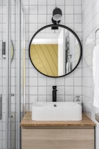 Ванна кімната в Style Apartments by Olala Homes