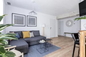 אזור ישיבה ב-Style Apartments by Olala Homes