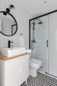 Ванна кімната в Style Apartments by Olala Homes