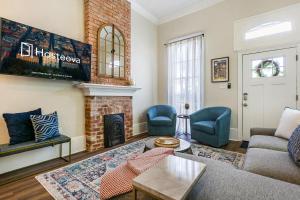 - un salon avec un canapé et une cheminée dans l'établissement Urban Retreat Near French Quarter, à La Nouvelle-Orléans