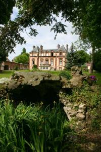 a large house in front of a garden with flowers at Le Beauvaisis in Esches