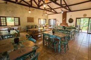- un restaurant avec des tables et des chaises en bois dans une chambre dans l'établissement Pousada das Cavernas, à Iporanga