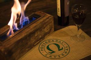 a bottle of wine and a napkin with a wine glass at Pousada das Cavernas in Iporanga