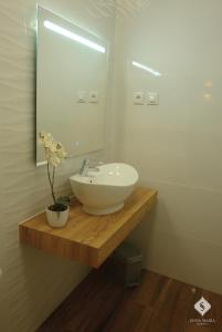 y baño con lavabo y espejo. en Dona Maria, en Portalegre