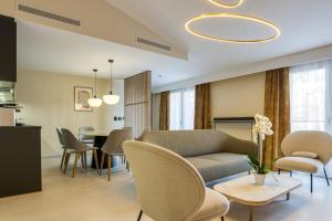 - un salon avec un canapé, des chaises et une table dans l'établissement Maison Albar Hotels L’Imperator, à Nîmes