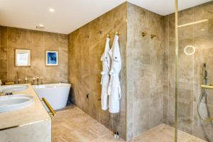 La salle de bains est pourvue d'une baignoire, d'un lavabo et d'une douche. dans l'établissement Maison Albar Hotels L’Imperator, à Nîmes