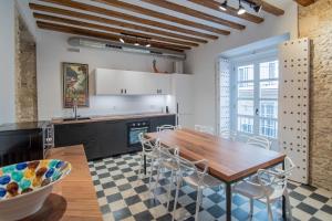 A kitchen or kitchenette at Apartamentos Son de Cadiz