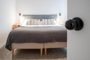 A bed or beds in a room at Apartamentos Son de Cadiz