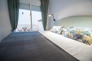 A bed or beds in a room at Apartamentos Son de Cadiz
