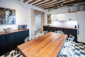 A kitchen or kitchenette at Apartamentos Son de Cadiz