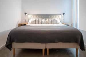 A bed or beds in a room at Apartamentos Son de Cadiz