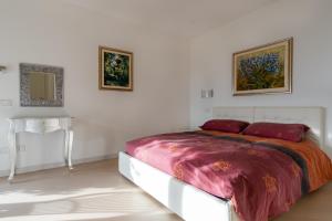 biała sypialnia z łóżkiem i stołem w obiekcie Trento View w Trydencie