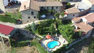 una vista aérea de una casa con piscina en Casa Rural La Majada de Peñacorada, en Fuentes de Peñacorada