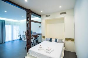 a bedroom with a bed and a desk in a room at Tourist House Odonell in Seville