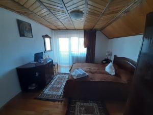 Un pat sau paturi într-o cameră la Casa din Salcami