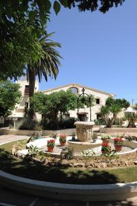 una fuente en medio de un parque con plantas en Priorat Boutique, en Banyeres del Penedés