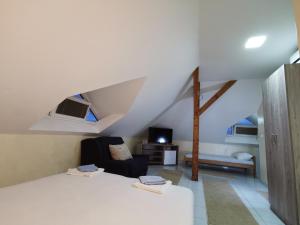 1 dormitorio con 1 cama y 1 sofá en una habitación en Marex Centar, en Jabuka