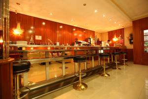 Reštaurácia alebo iné gastronomické zariadenie v ubytovaní Hotel Anabel Baza