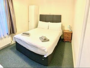 1 dormitorio con 1 cama con sombrero en The Mill Hotel, en Bedford